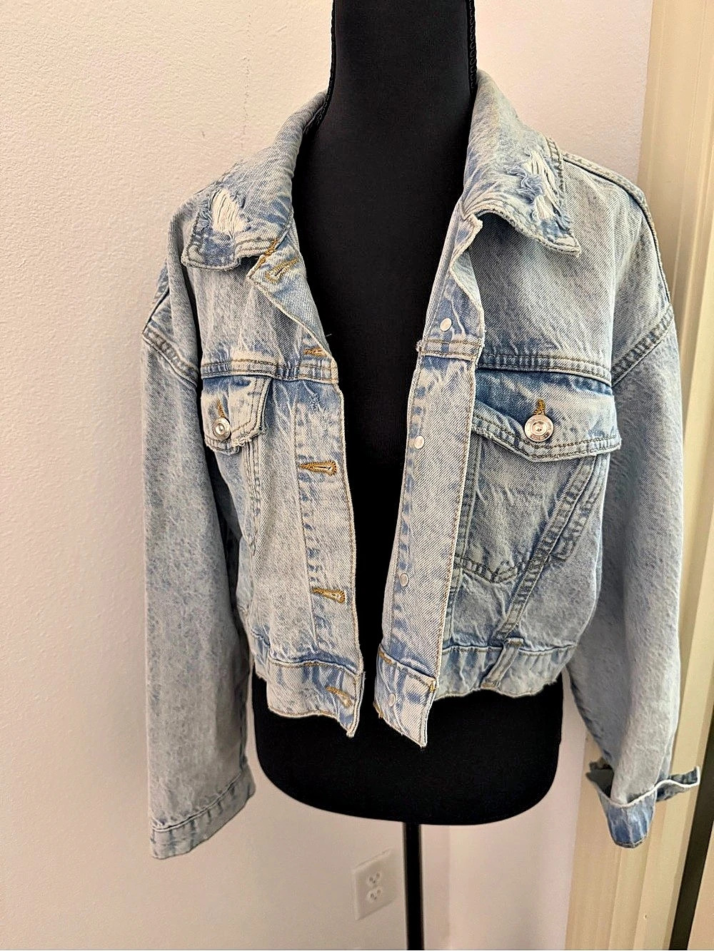 Zara Cropped Denim Jacket in Blue Size Medium